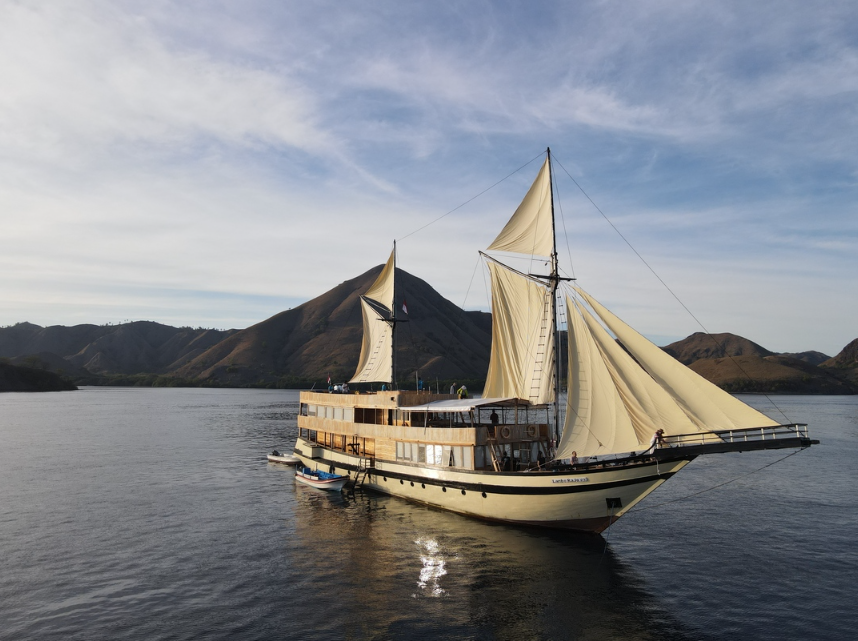 Book Private Trip by Lamborajo 3 Luxury Phinisi 2026 Jacuzzi Balcony