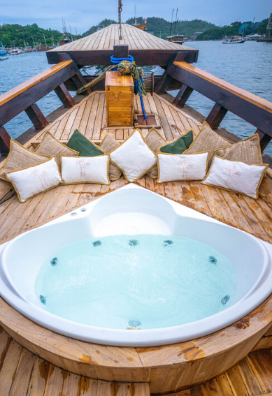 Book Private Trip by Navila Luxury Phinisi 2026 Master Cabin