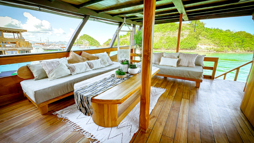 Book Private Trip by Navila Luxury Phinisi 2026 Master Cabin