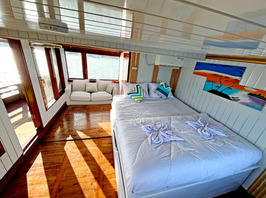 Book Private Trip by Princess Nabila Deluxe Phinisi 2026 - Jawa Cabin Bathtub