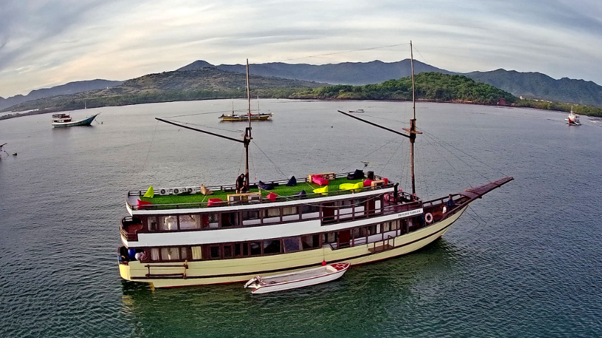 Book Private Trip by Princess Nabila Deluxe Phinisi 2026 - Jawa Cabin Bathtub