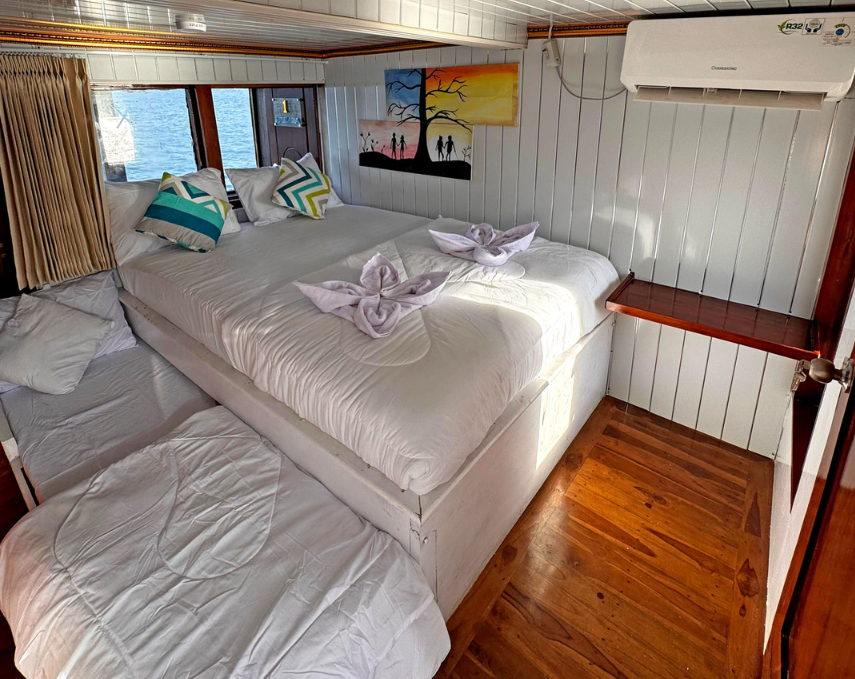 Book Private Trip by Princess Nabila Deluxe Phinisi 2026 - Jawa Cabin Bathtub