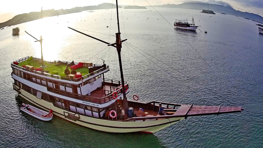 Book Private Trip by Princess Nabila Deluxe Phinisi 2026 - Jawa Cabin Bathtub