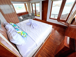 Book Private Trip by Princess Nabila Deluxe Phinisi 2026 - Jawa Cabin Bathtub