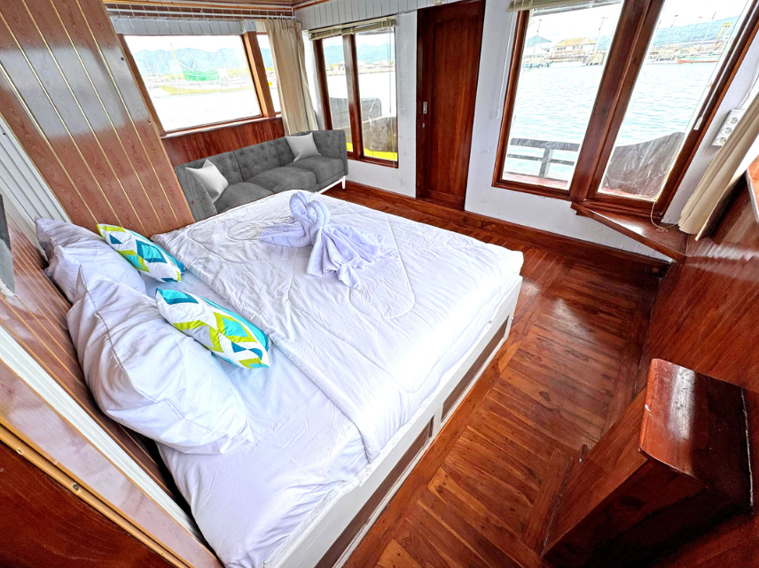 Book Private Trip by Princess Nabila Deluxe Phinisi 2026 - Jawa Cabin Bathtub