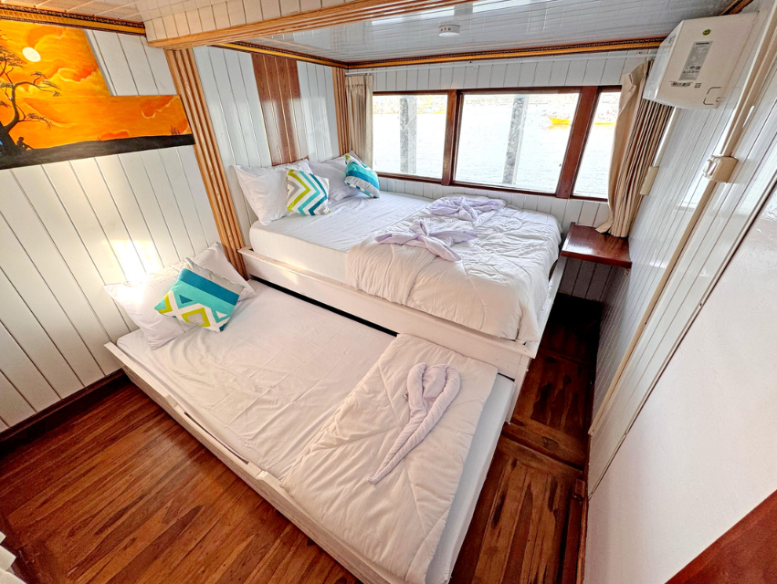 Book Private Trip by Princess Nabila Deluxe Phinisi 2026 - Jawa Cabin Bathtub