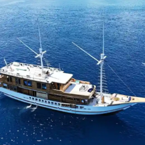 Book Private Trip by Raffles Cruise Luxury Phinisi 2026 - Malacca Suite Jacuzzi