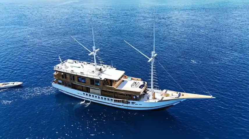 Book Private Trip by Raffles Cruise Luxury Phinisi 2026 - Malacca Suite Jacuzzi