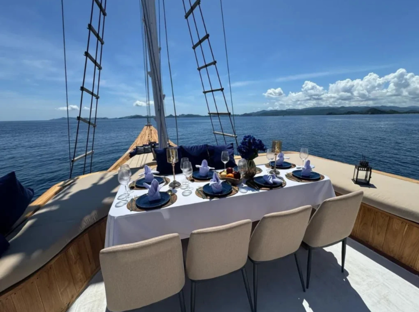 Book Private Trip by Raffles Cruise Luxury Phinisi 2026 - Malacca Suite Jacuzzi