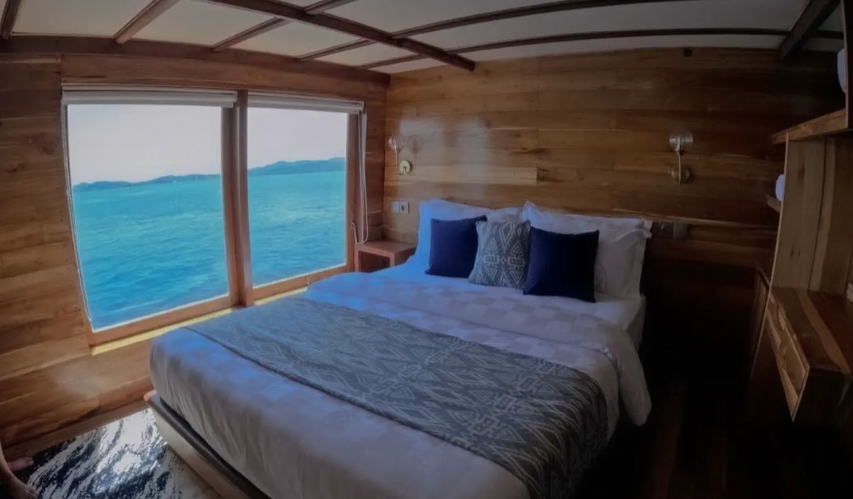 Book Private Trip by Raffles Cruise Luxury Phinisi 2026 - Malacca Suite Jacuzzi