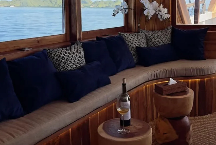 Book Private Trip by Raffles Cruise Luxury Phinisi 2026 - Malacca Suite Jacuzzi