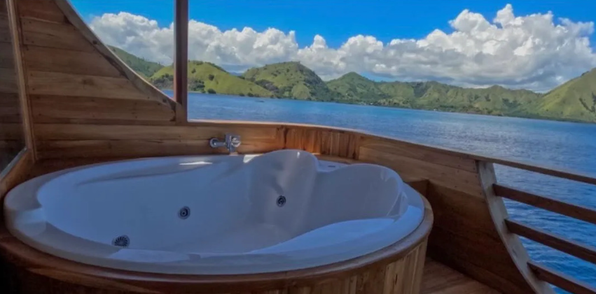 Book Private Trip by Raffles Cruise Luxury Phinisi 2026 - Malacca Suite Jacuzzi