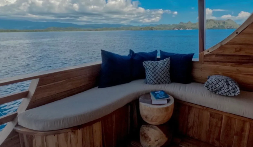 Book Private Trip by Raffles Cruise Luxury Phinisi 2026 - Malacca Suite Jacuzzi