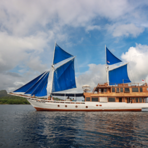 Book Private Trip by Soe Besar Vanrei Luxury Phinisi 2026 - Rooftop Jacuzzi View