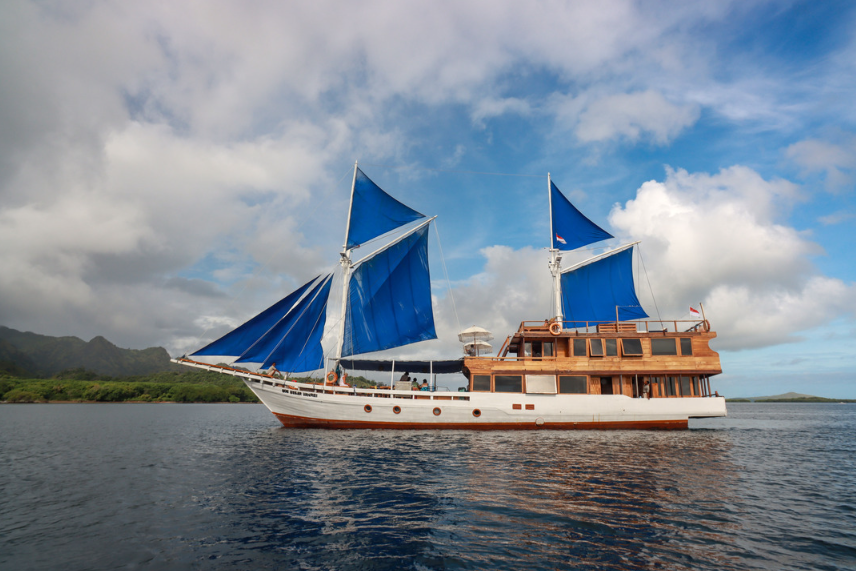 Book Private Trip by Soe Besar Vanrei Luxury Phinisi 2026 - Rooftop Jacuzzi View