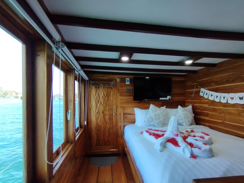 Book Private Trip by Soe Besar Vanrei Luxury Phinisi 2026 - Rooftop Jacuzzi View