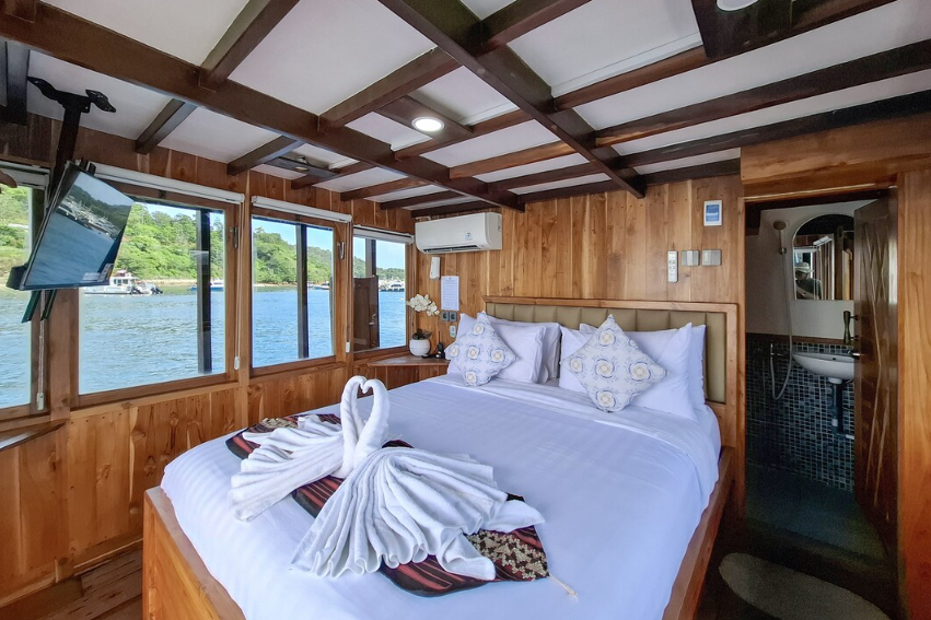 Book Private Trip by Soe Besar Vanrei Luxury Phinisi 2026 - Rooftop Jacuzzi View