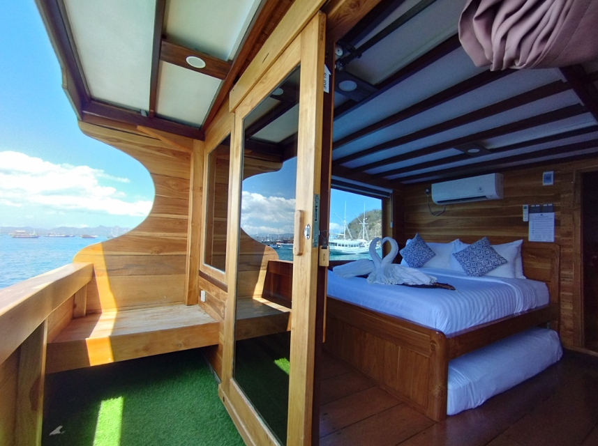 Book Private Trip by Soe Besar Vanrei Luxury Phinisi 2026 - Rooftop Jacuzzi View