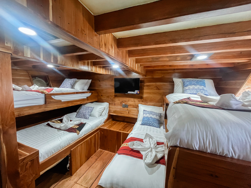 Book Private Trip by Soe Besar Vanrei Luxury Phinisi 2026 - Rooftop Jacuzzi View