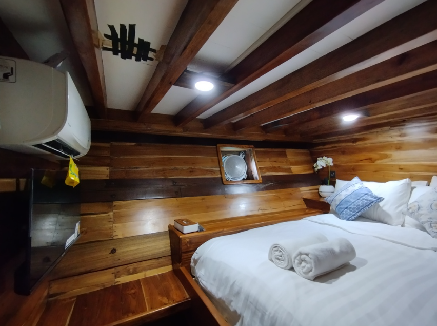 Book Private Trip by Soe Besar Vanrei Luxury Phinisi 2026 - Rooftop Jacuzzi View