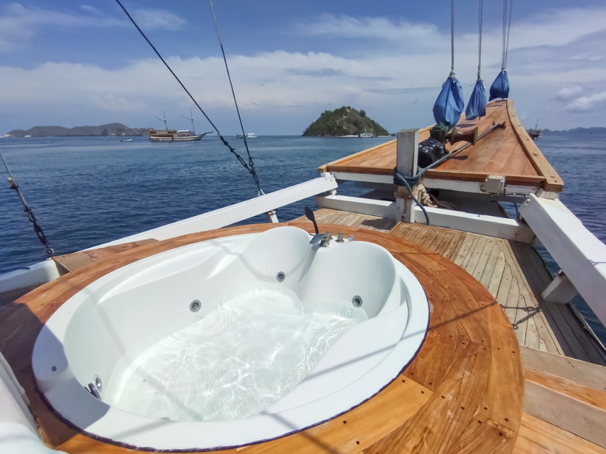 Book Private Trip by Soe Besar Vanrei Luxury Phinisi 2026 - Rooftop Jacuzzi View
