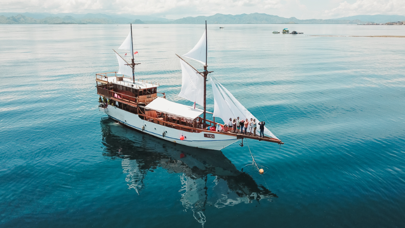 Book Vidi Superior Phinisi Komodo 2026 - Sun Deck with Bean Bags