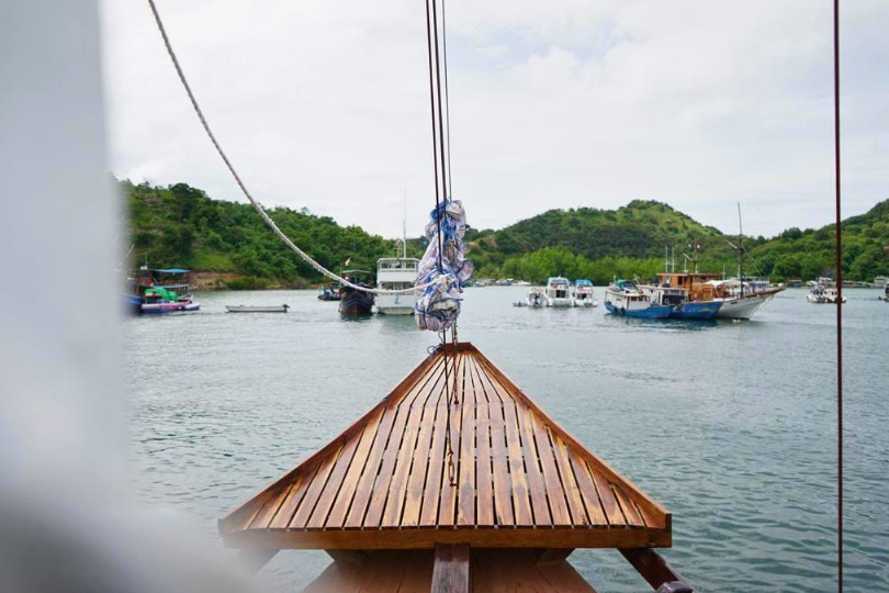 Book Zada Hela Superior Phinisi Charter 2026 - Rustic Deck Views 10 Book Zada Hela Superior Phinisi Charter 2026 - Rustic Deck Views