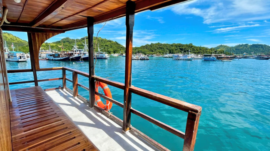 Book Zada Hela Superior Phinisi Charter 2026 - Rustic Deck Views 5 Book Zada Hela Superior Phinisi Charter 2026 - Rustic Deck Views