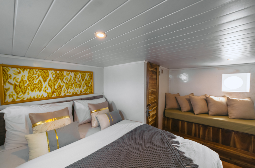 Book Zada Mega Trusmi Deluxe Phinisi 2026 - Sundeck and Dining Area