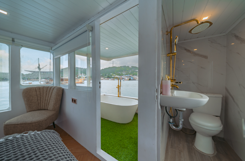 Book Zada Mega Trusmi Deluxe Phinisi 2026 - Sundeck and Dining Area