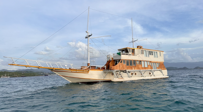 Book Zada Mega Trusmi Deluxe Phinisi 2026 - Sundeck and Dining Area