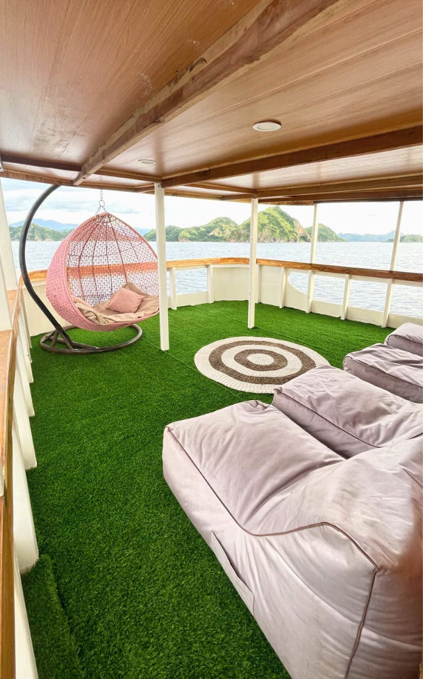 Book Zada Ulla Deluxe Phinisi Charter 2026 - Master Bedroom with Bathtub 1 Book Zada Ulla Deluxe Phinisi Charter 2026 - Master Bedroom with Bathtub