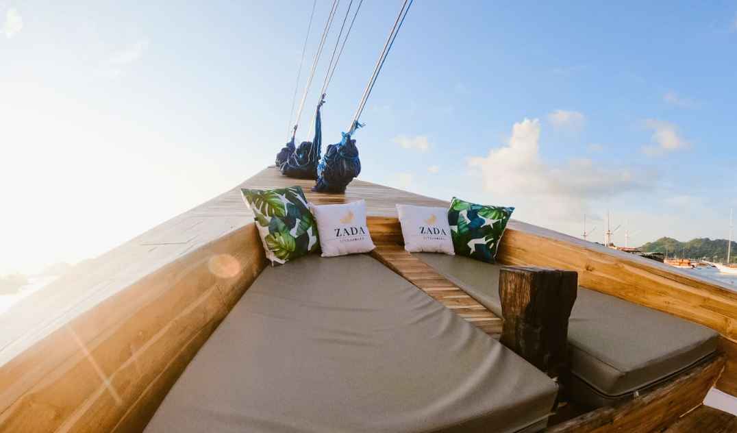 Book Zada Ulla Deluxe Phinisi Charter 2026 - Master Bedroom with Bathtub 11 Book Zada Ulla Deluxe Phinisi Charter 2026 - Master Bedroom with Bathtub