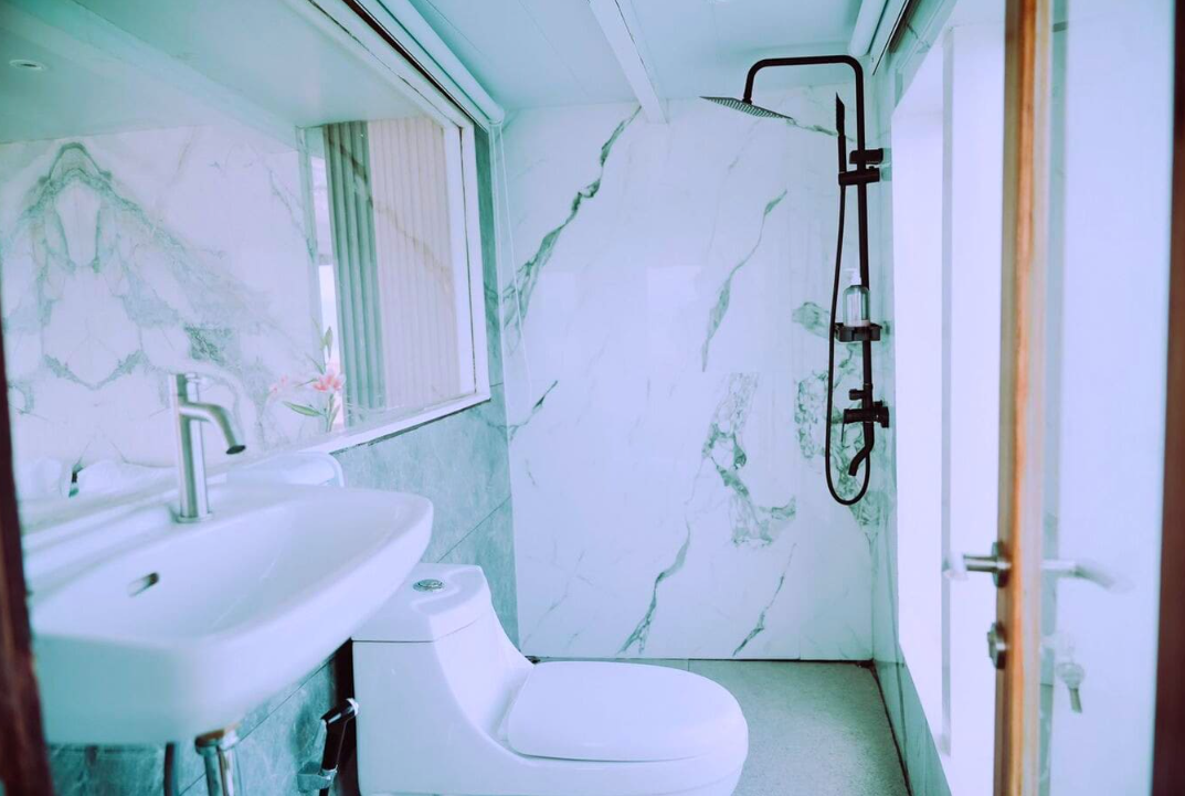 Book Zada Ulla Deluxe Phinisi Charter 2026 - Master Bedroom with Bathtub 12 Book Zada Ulla Deluxe Phinisi Charter 2026 - Master Bedroom with Bathtub