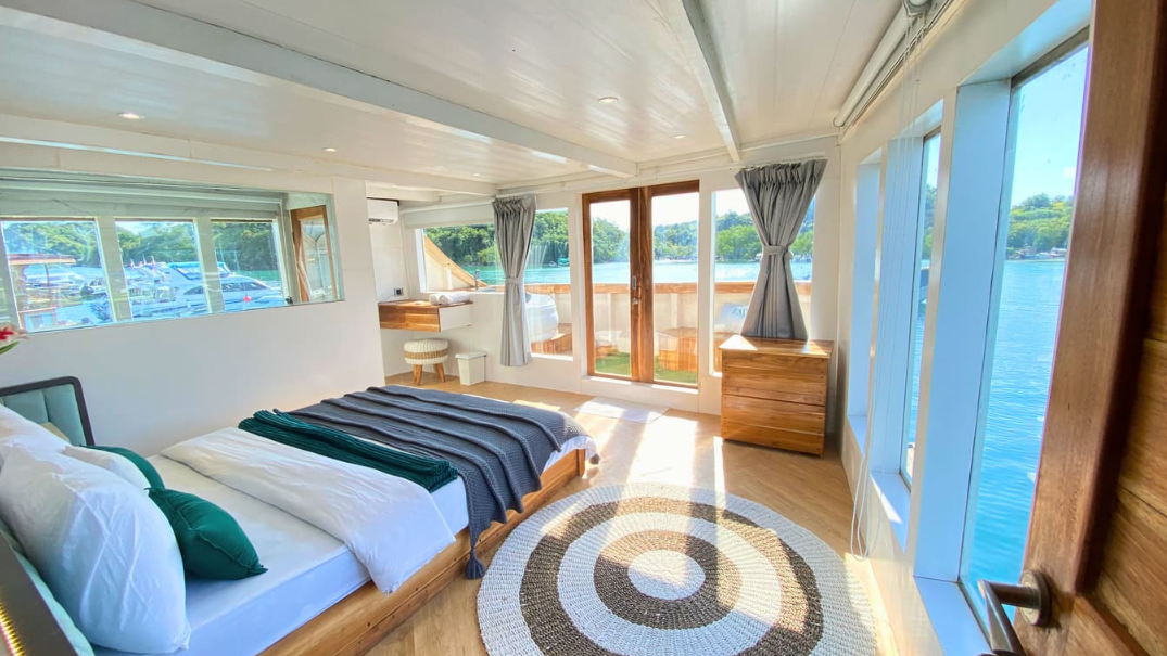 Book Zada Ulla Deluxe Phinisi Charter 2026 - Master Bedroom with Bathtub 14 Book Zada Ulla Deluxe Phinisi Charter 2026 - Master Bedroom with Bathtub