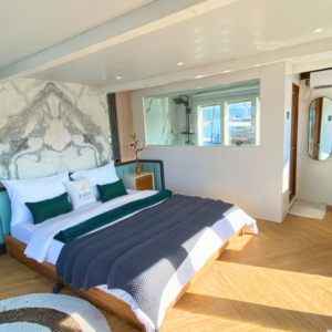 Book Zada Ulla Deluxe Phinisi Charter 2026 - Master Bedroom with Bathtub