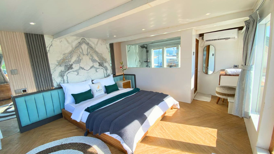Book Zada Ulla Deluxe Phinisi Charter 2026 - Master Bedroom with Bathtub 15 Book Zada Ulla Deluxe Phinisi Charter 2026 - Master Bedroom with Bathtub