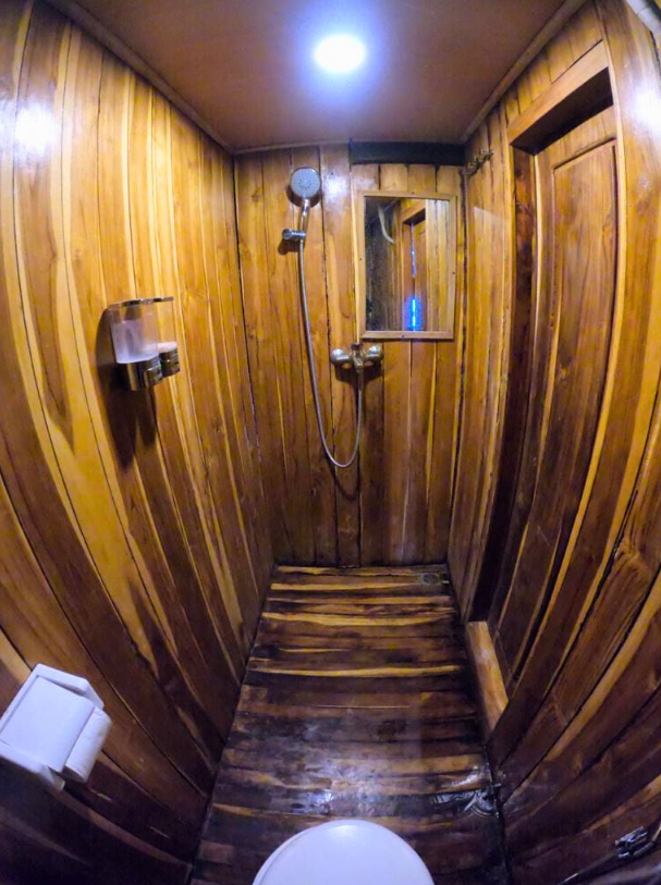 Book Zada Ulla Deluxe Phinisi Charter 2026 - Master Bedroom with Bathtub 23 Book Zada Ulla Deluxe Phinisi Charter 2026 - Master Bedroom with Bathtub