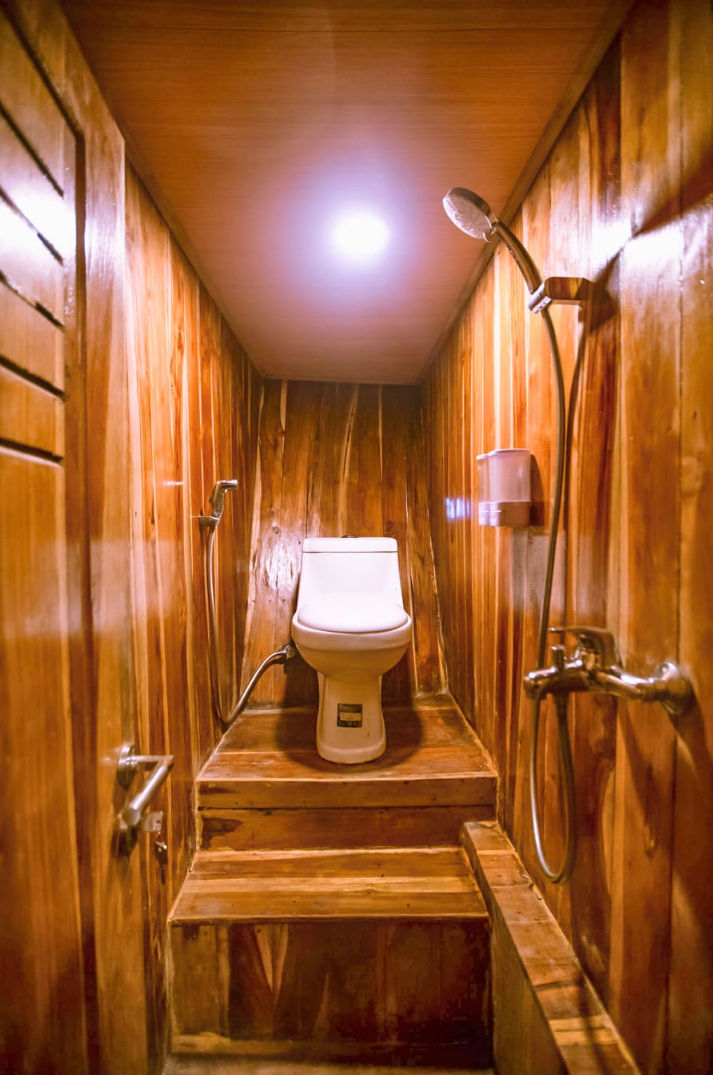 Book Zada Ulla Deluxe Phinisi Charter 2026 - Master Bedroom with Bathtub 25 Book Zada Ulla Deluxe Phinisi Charter 2026 - Master Bedroom with Bathtub