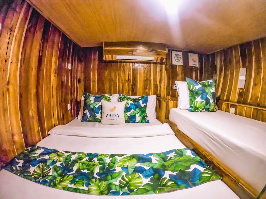 Book Zada Ulla Deluxe Phinisi Charter 2026 - Master Bedroom with Bathtub 26 Book Zada Ulla Deluxe Phinisi Charter 2026 - Master Bedroom with Bathtub