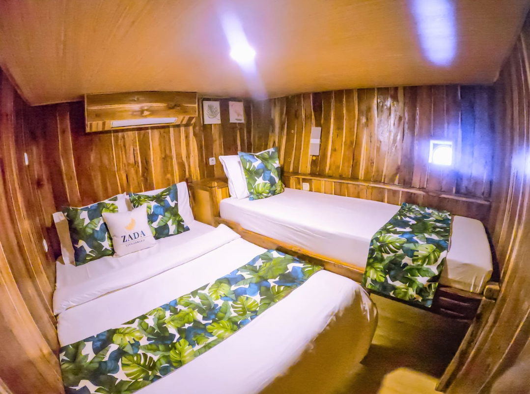 Book Zada Ulla Deluxe Phinisi Charter 2026 - Master Bedroom with Bathtub 27 Book Zada Ulla Deluxe Phinisi Charter 2026 - Master Bedroom with Bathtub