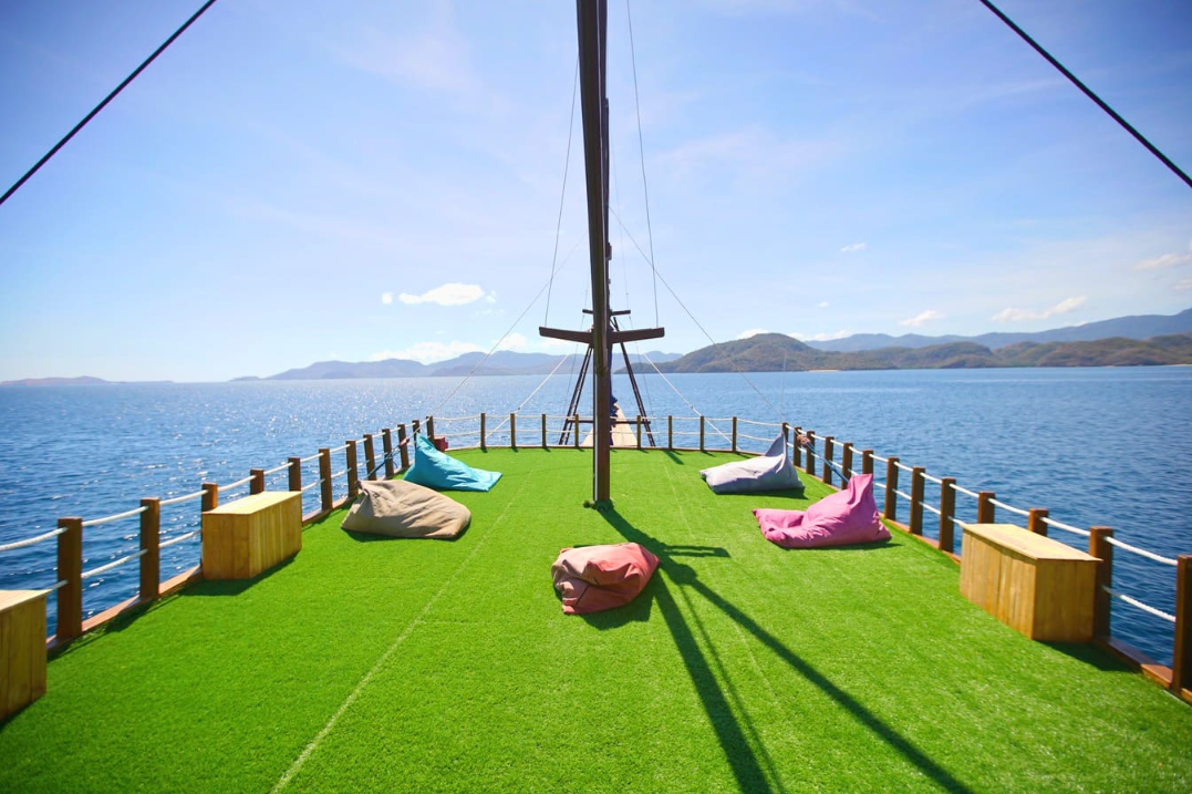 Book Zada Ulla Deluxe Phinisi Charter 2026 - Master Bedroom with Bathtub 28 Book Zada Ulla Deluxe Phinisi Charter 2026 - Master Bedroom with Bathtub