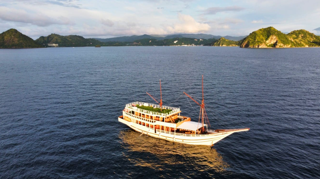 Book Zada Ulla Deluxe Phinisi Charter 2026 - Master Bedroom with Bathtub 3 Book Zada Ulla Deluxe Phinisi Charter 2026 - Master Bedroom with Bathtub