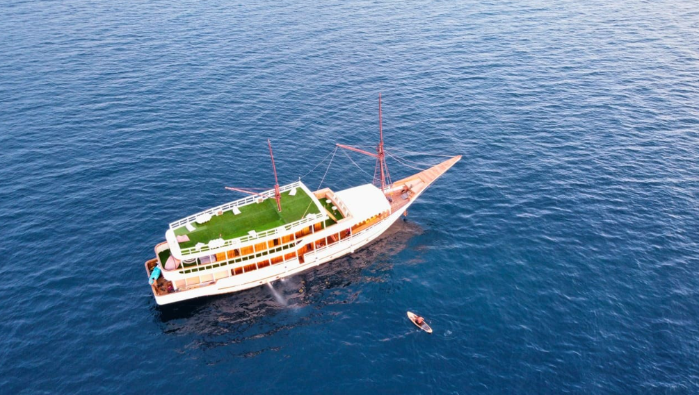 Book Zada Ulla Deluxe Phinisi Charter 2026 - Master Bedroom with Bathtub 4 Book Zada Ulla Deluxe Phinisi Charter 2026 - Master Bedroom with Bathtub