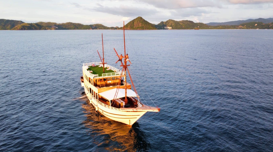 Book Zada Ulla Deluxe Phinisi Charter 2026 - Master Bedroom with Bathtub 5 Book Zada Ulla Deluxe Phinisi Charter 2026 - Master Bedroom with Bathtub