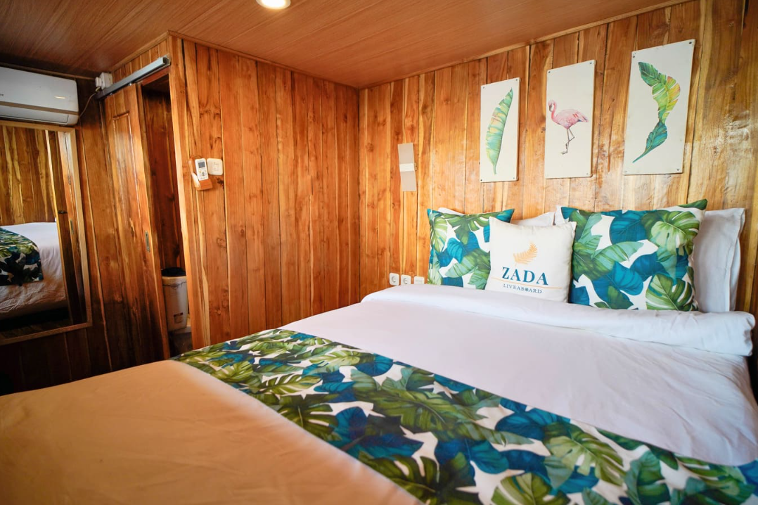 Book Zada Ulla Deluxe Phinisi Charter 2026 - Master Bedroom with Bathtub 9 Book Zada Ulla Deluxe Phinisi Charter 2026 - Master Bedroom with Bathtub
