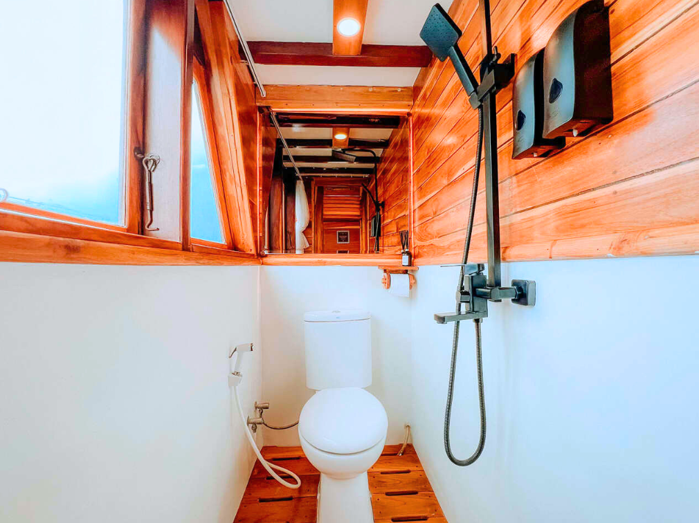 Gandiva Phinisi Private Charter Booking - Luxury Master Cabin View