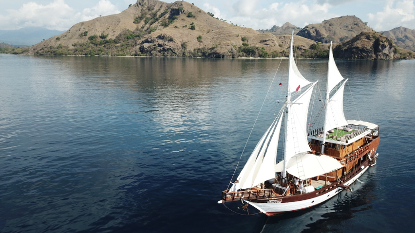 Helena Deluxe Phinisi Master Cabin with Private Bathroom