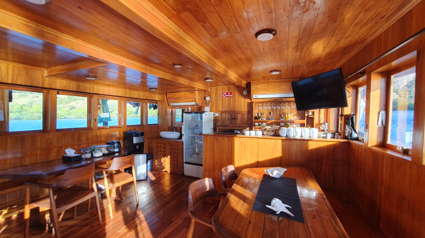 Helena Deluxe Phinisi Master Cabin with Private Bathroom