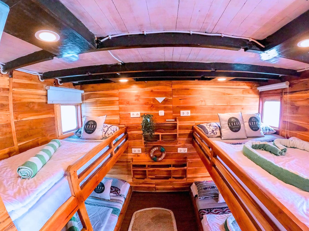 Honeymoon cabin for Lexxy Phinisi Komodo booking
